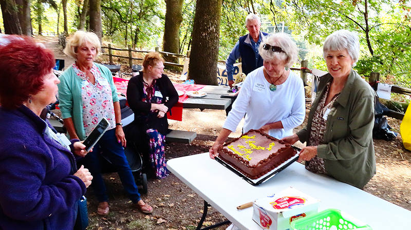 Beth and Lind a with cake