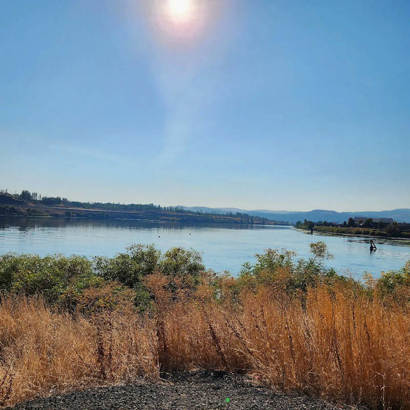 The sun and the Columbia River