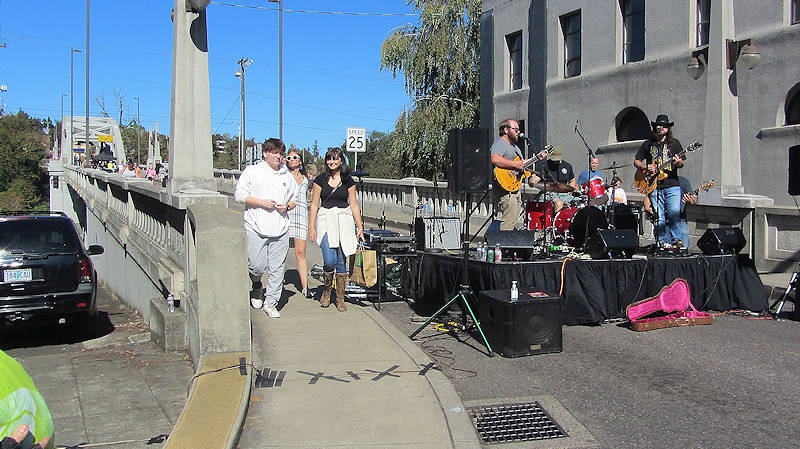 Band on the arch bridge